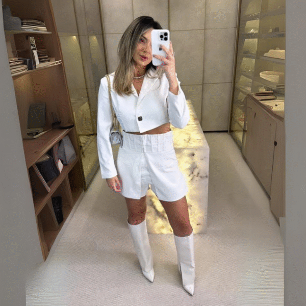 Conjunto Alfaiataria Laila | Blazer Cropped e Short Saia Aberto - Imagem 3